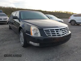 2009 Cadillac DTS Professional Limousine z VIN 1GEEK90Y69U550200, wystawiony jako IAAI lot #40908599 z przebiegiem 56 415 mil mil oraz . Historia ofert i sprzedaży dostępna na DreamBid. Obrazek 1.
