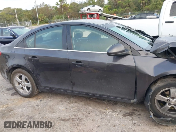 2014 Chevrolet Cruze 1LT z VIN 1G1PC5SB9E7446821, wystawiony jako IAAI lot #40723456 z przebiegiem 137 378 mil mil oraz . Historia ofert i sprzedaży dostępna na DreamBid. Obrazek 14.