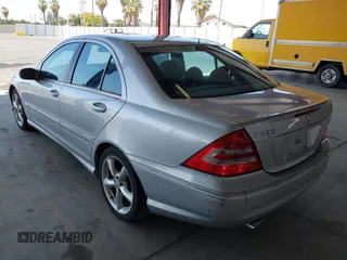 2006 Mercedes-Benz C 230 Sport z VIN WDBRF52H96A852497, wystawiony jako IAAI lot #42586523 z przebiegiem 225 825 mil mil oraz . Historia ofert i sprzedaży dostępna na DreamBid. Obrazek 3.