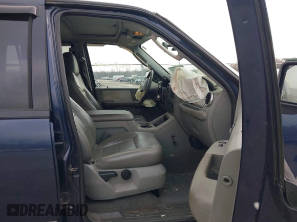 2004 Ford Expedition Special Service with VIN 1FMFU16L24LA55975, listed as a IAAI auction lot 41651208 with 217,030 mi miles. Bid and sale history available at carsss.com. Image 5.