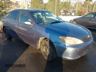 2002 Toyota Camry LE z VIN 4T1BE32K92U553067, wystawiony jako IAAI lot #41323324 z przebiegiem 111 636 mil mil oraz . Historia ofert i sprzedaży dostępna na DreamBid. Obrazek 1.