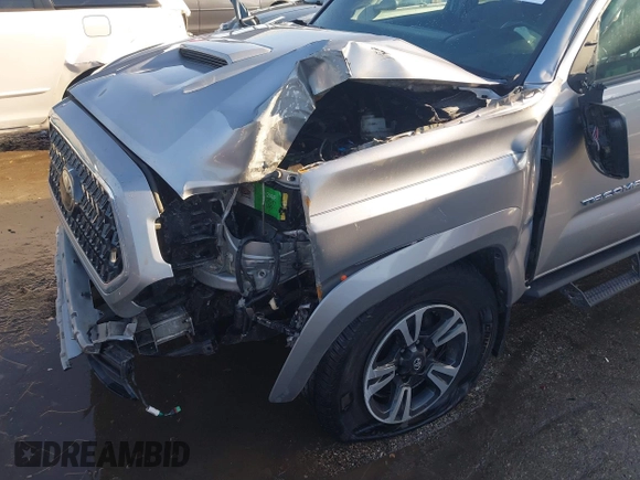 2018 Toyota Tacoma SR with VIN 5TFCZ5AN3JX151479, listed as a IAAI auction lot 41428376 with 104,717 mi miles. Bid and sale history available at carsss.com. Image 6.