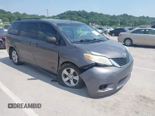 2011 Toyota Sienna LE AAS z VIN 5TDKK3DC7BS136053, wystawiony jako IAAI lot #42469966 z przebiegiem 226 907 mil mil oraz . Historia ofert i sprzedaży dostępna na DreamBid. Obrazek 1.