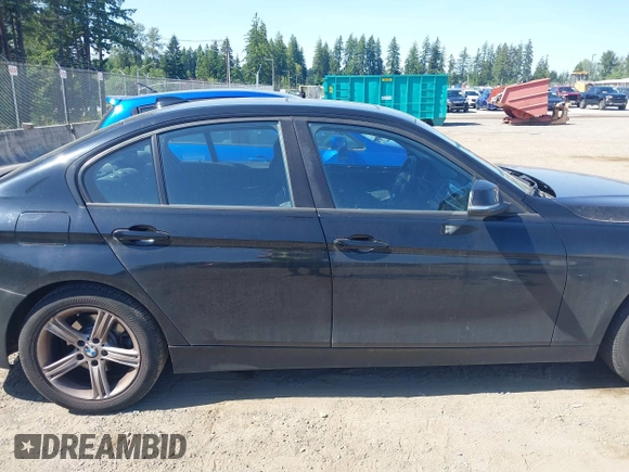 2015 BMW 3 Series 328i xDrive z VIN WBA3B5C52FF962217, wystawiony jako IAAI lot #42381116 z przebiegiem 72 777 mil mil oraz . Historia ofert i sprzedaży dostępna na DreamBid. Obrazek 14.