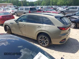 2025 Mazda CX-70 S Premium с VIN JM3KJDHCXS1113115, выставлен на аукционе IAAI как лот 42179954 с пробегом 5 758 миль миль и . История ставок и продаж доступна на DreamBid. Изображение 3.