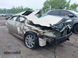 2005 Toyota Avalon XL z VIN 4T1BK36B15U039852, wystawiony jako IAAI lot #42433555 z przebiegiem Nie podano mil oraz . Historia ofert i sprzedaży dostępna na DreamBid. Obrazek 1.