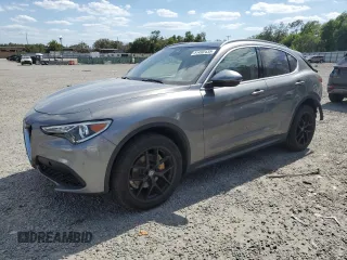 2018 Alfa Romeo Stelvio z VIN ZASFAKAN9J7B74128, wystawiony jako Copart lot #51492435 z przebiegiem 89 873 mil mil oraz Nie do naprawy. Historia ofert i sprzedaży dostępna na DreamBid. Obrazek 1.