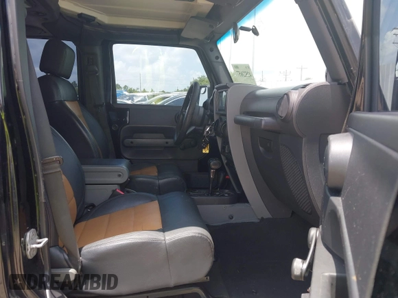 2008 Jeep Wrangler Unlimited X z VIN 1J4GA39148L560004, wystawiony jako IAAI lot #42523657 z przebiegiem 116 619 mil mil oraz . Historia ofert i sprzedaży dostępna na DreamBid. Obrazek 5.