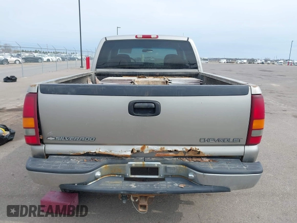 2000 Chevrolet Silverado 2500 LS z VIN 1GCGK29U4YE309544, wystawiony jako IAAI lot #42115349 z przebiegiem 227 652 mil mil oraz . Historia ofert i sprzedaży dostępna na DreamBid. Obrazek 17.