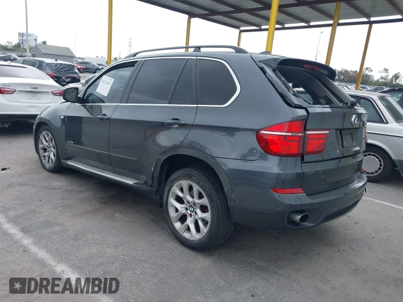2013 BMW X5 xDrive35i z VIN 5UXZV4C57D0E04976, wystawiony jako IAAI lot #42111435 z przebiegiem 160 226 mil mil oraz . Historia ofert i sprzedaży dostępna na DreamBid. Obrazek 3.
