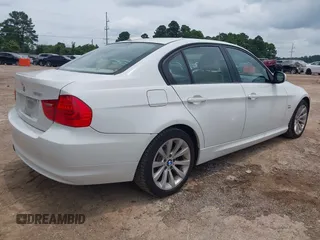 2011 BMW 3 Series 328i xDrive z VIN WBAPK5G54BNN27937, wystawiony jako IAAI lot #42446717 z przebiegiem 102 256 mil mil oraz . Historia ofert i sprzedaży dostępna na DreamBid. Obrazek 4.