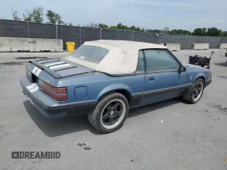 1988 Ford Mustang z VIN 1FABP44A1JF228656, wystawiony jako Copart lot #49451215 z przebiegiem 42 754 mil mil oraz Czysty tytuł • Clean title. Historia ofert i sprzedaży dostępna na DreamBid. Obrazek 3.