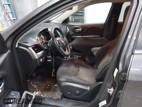 2016 Jeep Cherokee Latitude z VIN 1C4PJMCB1GW367092, wystawiony jako IAAI lot #41101266 z przebiegiem 96 500 mil mil oraz . Historia ofert i sprzedaży dostępna na DreamBid. Obrazek 5.