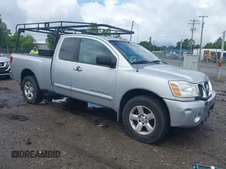 2006 Nissan Titan SE z VIN 1N6BA06B26N570699, wystawiony jako IAAI lot #42675221 z przebiegiem 259 417 mil mil oraz . Historia ofert i sprzedaży dostępna na DreamBid. Obrazek 1.