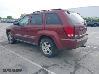 2007 Jeep Grand Cherokee Laredo with VIN 1J8GR48K27C535382, listed as a IAAI auction lot 42013097 with 180,554 mi miles. Bid and sale history available at carsss.com. Image 3.
