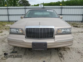 1997 Lincoln Town Car Signature z VIN 1LNLM82W8VY705599, wystawiony jako Copart lot #53096165 z przebiegiem 166 585 mil mil oraz Tytuł czysty. Historia ofert i sprzedaży dostępna na DreamBid. Obrazek 5.