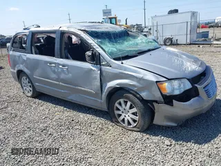 2014 Chrysler Town & Country Touring z VIN 2C4RC1BG1ER439557, wystawiony jako IAAI lot #39917436 z przebiegiem 134 987 mil mil oraz . Historia ofert i sprzedaży dostępna na DreamBid. Obrazek 1.