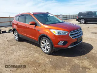 2019 Ford Escape Titanium z VIN 1FMCU9J92KUB28895, wystawiony jako IAAI lot #42065235 z przebiegiem 112 305 mil mil oraz . Historia ofert i sprzedaży dostępna na DreamBid. Obrazek 1.