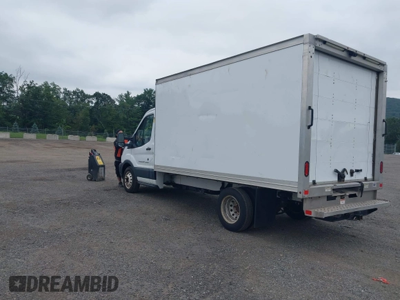 2018 Ford Transit z VIN 1FDBF8ZM3JKA90502, wystawiony jako IAAI lot #42545271 z przebiegiem 104 971 mil mil oraz . Historia ofert i sprzedaży dostępna na DreamBid. Obrazek 3.
