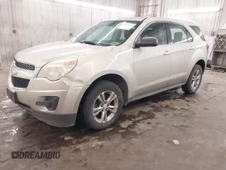 2013 Chevrolet Equinox LS z VIN 1GNALBEK5DZ112206, wystawiony jako IAAI lot #41604810 z przebiegiem 135 252 mil mil oraz . Historia ofert i sprzedaży dostępna na DreamBid. Obrazek 2.