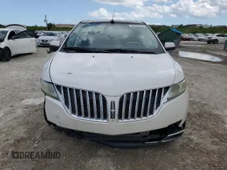 2011 Lincoln MKX z VIN 2LMDJ8JK3BBJ27582, wystawiony jako Copart lot #56555245 z przebiegiem 171 872 mil mil oraz Szkoda całkowita • Salvage title. Historia ofert i sprzedaży dostępna na DreamBid. Obrazek 5.