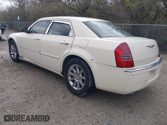 2005 Chrysler 300 with VIN 2C3JA63H25H686717, listed as a IAAI auction lot 41925750 with 230,196 mi miles. Bid and sale history available at carsss.com. Image 3.