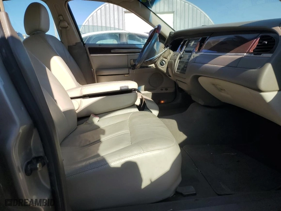 2005 Lincoln Town Car Signature Limited with VIN 1LNHM82W25Y656194, listed as a Copart auction lot 84109494 with 111,850 mi miles and Salvage Title. Bid and sale history available at carsss.com. Image 7.