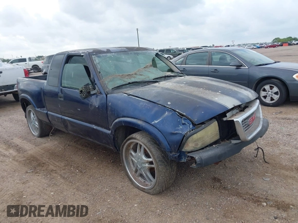 2002 GMC Sonoma SLS with VIN 1GTCS195928217837, listed as a IAAI auction lot 42136213 with 172,037 mi miles. Bid and sale history available at carsss.com. Image 1.