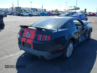 2012 Ford Mustang Premium z VIN 1ZVBP8AM8C5230247, wystawiony jako IAAI lot #41721081 z przebiegiem 118 868 mil mil oraz . Historia ofert i sprzedaży dostępna na DreamBid. Obrazek 4.
