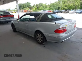 2001 Mercedes-Benz CLK 320/430 z VIN WDBLK65G51T083813, wystawiony jako IAAI lot #42412526 z przebiegiem 94 210 mil mil oraz . Historia ofert i sprzedaży dostępna na DreamBid. Obrazek 3.