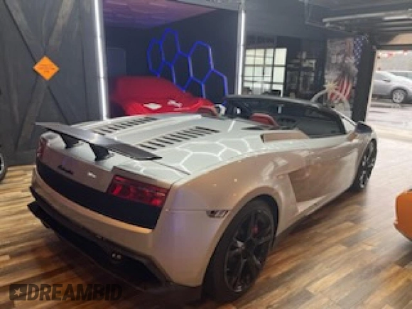 2013 Lamborghini Gallardo z VIN ZHWGU6BZ7DLA12511, wystawiony jako Copart lot #85780924 z przebiegiem 35 386 mil mil oraz Szkody całkowita. Historia ofert i sprzedaży dostępna na DreamBid. Obrazek 4.
