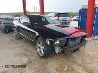 2006 Ford Mustang GT Deluxe z VIN 1ZVFT82H065106685, wystawiony jako IAAI lot #42406900 z przebiegiem 58 016 mil mil oraz . Historia ofert i sprzedaży dostępna na DreamBid. Obrazek 1.