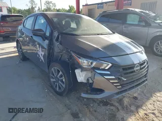2024 Nissan Versa SV z VIN 3N1CN8EV1RL877648, wystawiony jako IAAI lot #42211446 z przebiegiem 13 477 mil mil oraz . Historia ofert i sprzedaży dostępna na DreamBid. Obrazek 1.
