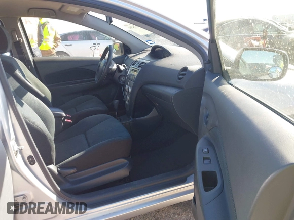 2012 Toyota Yaris z VIN JTDBT4K35CL038860, wystawiony jako IAAI lot #41254384 z przebiegiem 161 536 mil mil oraz . Historia ofert i sprzedaży dostępna na DreamBid. Obrazek 5.