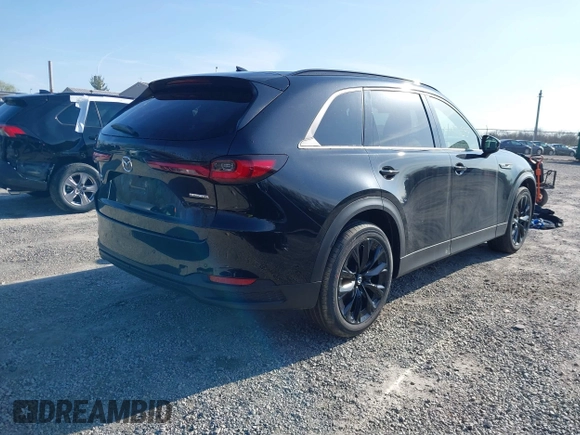 2025 Mazda CX-90 Premium Sport z VIN JM3KKCHD3S1218675, wystawiony jako IAAI lot #41971539 z przebiegiem Nie podano mil oraz . Historia ofert i sprzedaży dostępna na DreamBid. Obrazek 4.
