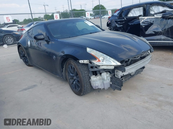 2015 Nissan 370Z z VIN JN1AZ4EH2FM442556, wystawiony jako IAAI lot #41956287 z przebiegiem 128 769 mil mil oraz . Historia ofert i sprzedaży dostępna na DreamBid. Obrazek 1.