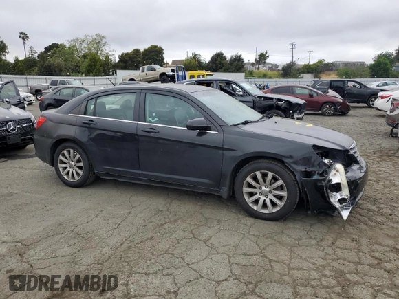 2010 Chrysler Sebring Limited z VIN 1C3CC5FB5AN172298, wystawiony jako Copart lot #52951805 z przebiegiem 146 996 mil mil oraz Szkoda całkowita • Salvage title. Historia ofert i sprzedaży dostępna na DreamBid. Obrazek 4.