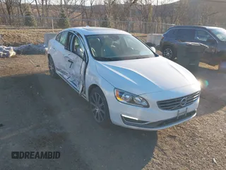 2017 Volvo S60 Inscription z VIN LYV402TK4HB125382, wystawiony jako IAAI lot #41459662 z przebiegiem 146 554 mil mil oraz . Historia ofert i sprzedaży dostępna na DreamBid. Obrazek 1.