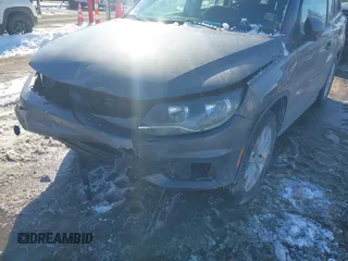 2017 Volkswagen Tiguan S z VIN WVGAV7AX1HK050251, wystawiony jako IAAI lot #41608261 z przebiegiem 172 298 mil mil oraz . Historia ofert i sprzedaży dostępna na DreamBid. Obrazek 6.