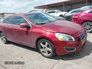 2013 Volvo S60 T5 Premier z VIN YV1612FS7D2210322, wystawiony jako IAAI lot #42506708 z przebiegiem 268 266 mil mil oraz . Historia ofert i sprzedaży dostępna na DreamBid. Obrazek 1.