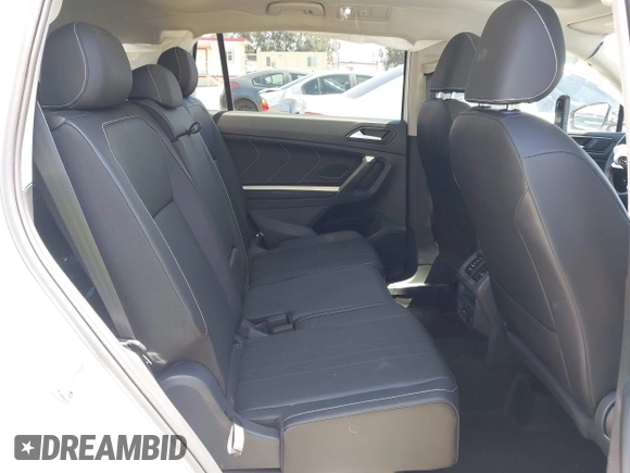 2024 Volkswagen Tiguan SE z VIN 3VVNB7AX4RM198923, wystawiony jako IAAI lot #42312597 z przebiegiem 6 827 mil mil oraz . Historia ofert i sprzedaży dostępna na DreamBid. Obrazek 8.