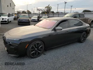 2023 BMW i7 xDrive60 z VIN WBY53EJ02PCL65182, wystawiony jako Copart lot #75177134 z przebiegiem 14 777 mil mil oraz Nie do naprawy. Historia ofert i sprzedaży dostępna na DreamBid. Obrazek 1.