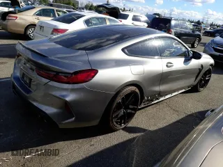 2022 BMW M8 Competition z VIN WBSAE0C02NCG99859, wystawiony jako Copart lot #70144082 z przebiegiem 13 504 mil mil oraz . Historia ofert i sprzedaży dostępna na DreamBid. Obrazek 3.