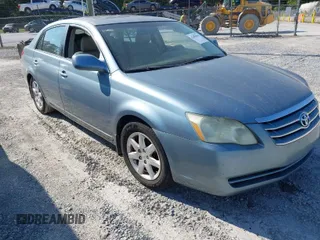 2005 Toyota Avalon XL z VIN 4T1BK36B55U032452, wystawiony jako IAAI lot #42054019 z przebiegiem 228 183 mil mil oraz . Historia ofert i sprzedaży dostępna na DreamBid. Obrazek 1.