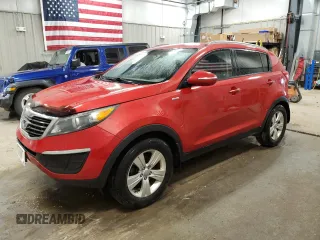 2012 Kia Sportage LX z VIN KNDPBCA26C7257444, wystawiony jako Copart lot #56027815 z przebiegiem 135 781 mil mil oraz Czysty tytuł • Clean title. Historia ofert i sprzedaży dostępna na DreamBid. Obrazek 1.