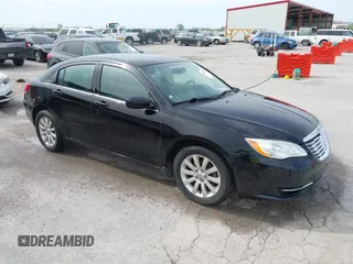 2012 Chrysler 200 Touring z VIN 1C3CCBBBXCN148103, wystawiony jako IAAI lot #42095920 z przebiegiem 127 731 mil mil oraz . Historia ofert i sprzedaży dostępna na DreamBid. Obrazek 1.