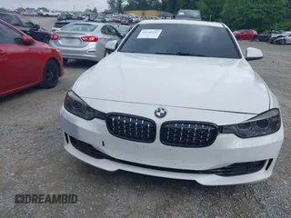 2014 BMW 3 Series 328i xDrive z VIN WBA3B5G52ENS09673, wystawiony jako IAAI lot #42240646 z przebiegiem 102 629 mil mil oraz . Historia ofert i sprzedaży dostępna na DreamBid. Obrazek 12.