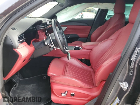 2023 Maserati Grecale Modena z VIN ZN682AVM8P7434729, wystawiony jako Copart lot #88773195 z przebiegiem Nie podano mil oraz Szkody całkowita. Historia ofert i sprzedaży dostępna na DreamBid. Obrazek 7.