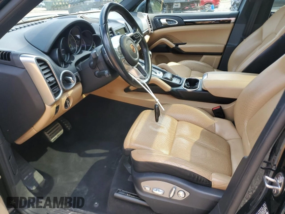 2016 Porsche Cayenne S E-Hybrid z VIN WP1AE2A23GLA17545, wystawiony jako Copart lot #58556435 z przebiegiem 136 497 mil mil oraz Szkoda całkowita • Salvage title. Historia ofert i sprzedaży dostępna na DreamBid. Obrazek 7.