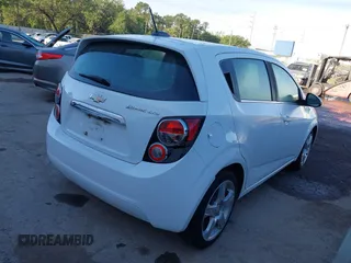 2016 Chevrolet Sonic LTZ z VIN 1G1JE6SB0G4161094, wystawiony jako IAAI lot #41890781 z przebiegiem 121 282 mil mil oraz . Historia ofert i sprzedaży dostępna na DreamBid. Obrazek 4.
